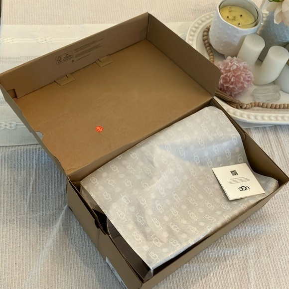 UGG classic slippers. New in box. Men’s 10 / women’s 12 / eu 43., chestnut - Picture 5 of 9